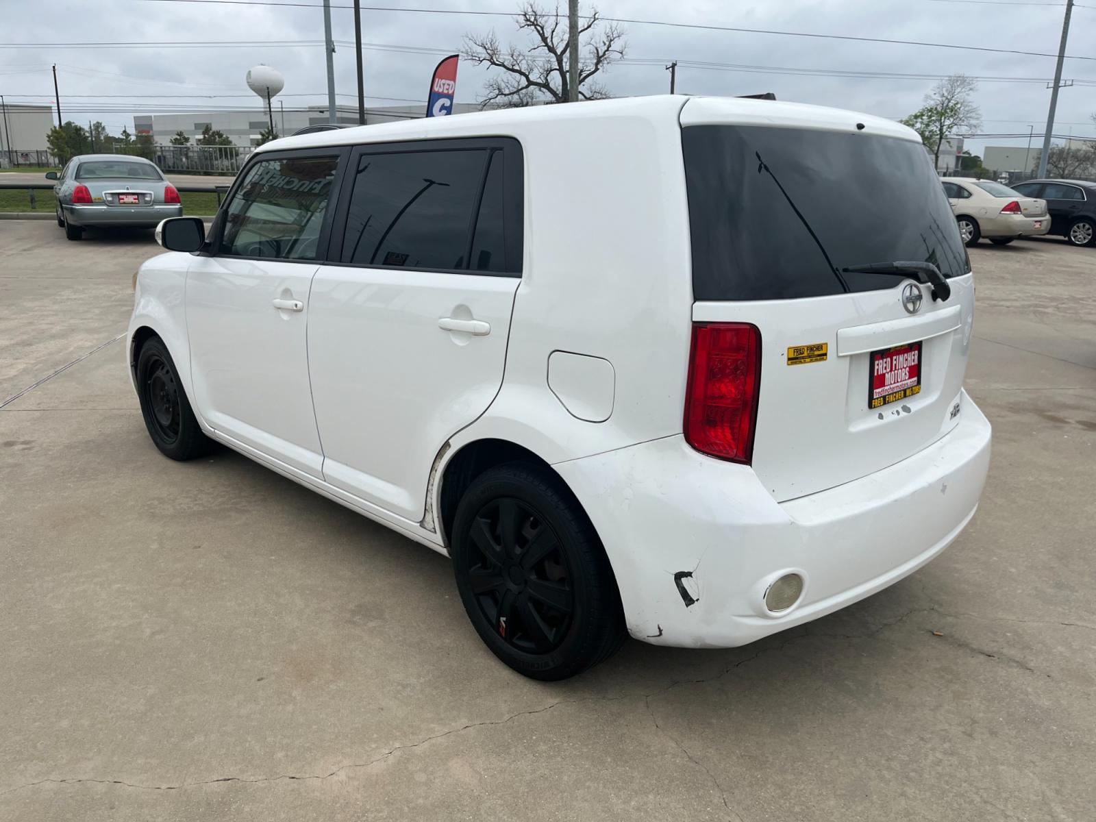 2009 white /black Scion xB Wagon (JTLKE50E591) with an 2.4L L4 DOHC 16V engine, Automatic transmission, located at 14700 Tomball Parkway 249, Houston, TX, 77086, (281) 444-2200, 29.928619, -95.504074 - Photo #4